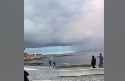 Υδροστρόβιλος κάτω από πυκνά σύννεφα τράβηξε τα βλέμματα (βίντεο)